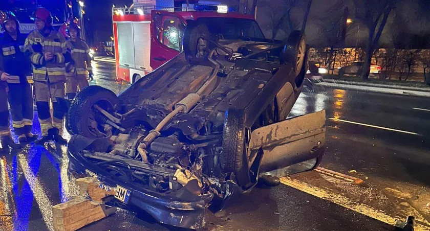 Wypadek Płock. Dachowanie samochodu na ulicy Wyszogrodzkiej w Płocku