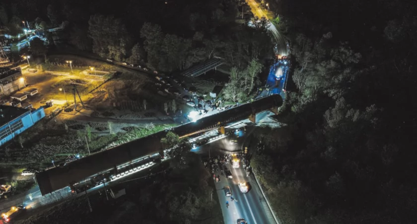 Transport kolumny Wash Tower na plac budowy instalacji Olefiny III