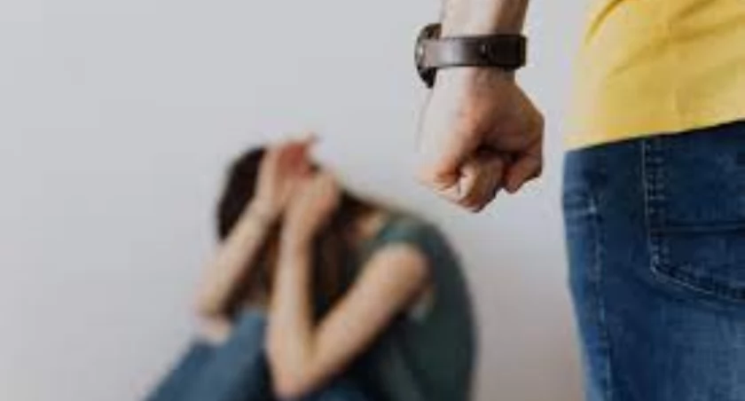  38-latek znęca się nad swoją partnerką. Już nie raz wyzywał ją, poniżał, wyganiał z domu a do tego wielokrotnie groził jej pozbawieniem życia