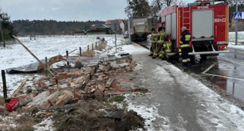 Wiadomości Policja , Ciućkowo Ciężarowy mercedes wjechał przystanek - zdjęcie, fotografia