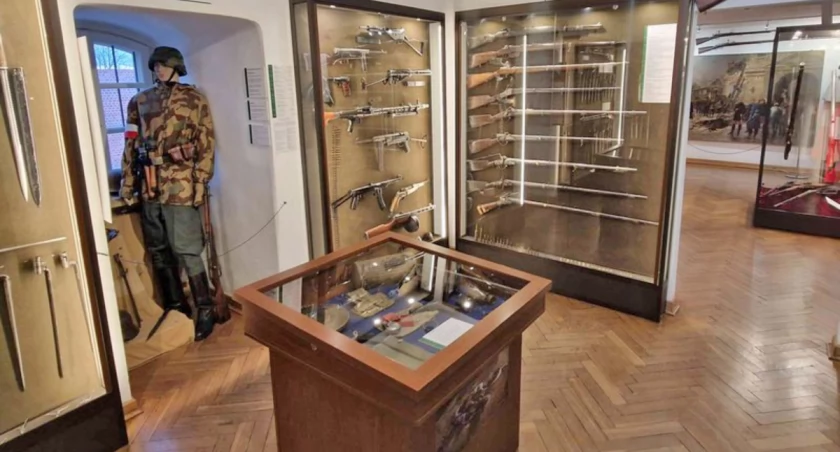 Muzeum Zbrojowni na Zamku w Liwie, to miejsce, gdzie odwiedzający ekspozycje główną mogą obejrzeć ponad 900 eksponatów - przede wszystkim broń od najstarszej starożytnej, po czasy I i II wojny światowej. Fot. arciwum Liw Zamek