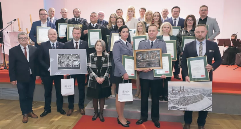 Grupa Nominowanych, a także zwycięzcy głosowania w kategorii „Inicjatywy społeczne i gospodarcze”. Zdjęcie wykonano podczas gali 16. edycji Plebiscytu