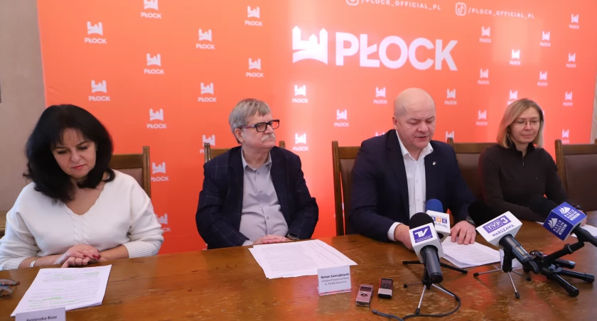 Zakres nowych programów profilaktycznych przedstawił prezydent Płocka A. Nowakowski. W konferencji uczestniczyli (od lewej): dyrektor Wydziału Zdrowia i Spraw Społecznych UM - A. Busz, zastępca prezydenta - R. Siemiątkowski, przewodnicząca Komisji Edukacji, Zdrowia i Polityki Społecznej RMP - D. Domosławska