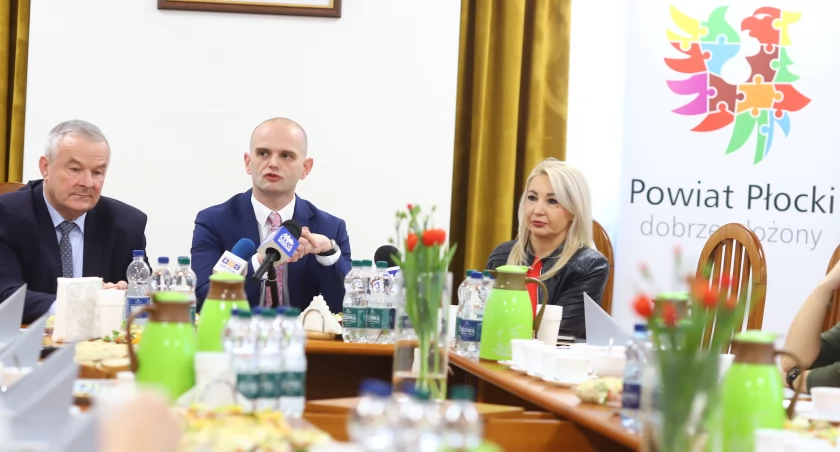 przewodniczący Rady Powiatu Lech Dąbrowski, starosta płocki Sylwester Ziemkiewicz, wicestarosta płocki Iwona Sierocka