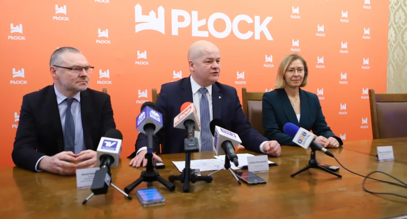 Szczegóły inwestycji prezydent Płocka Andrzej Nowakowski przedstawił podczas poniedziałkowej (22.01.2024) konferencji. Uczestniczyli w niej: Marek Stawicki - prezes Płockiego ZOZ (pierwszy z lewej) i Daria Domosławska - przewodnicząca Komisji Edukacji, Zdrowia i Polityki Społecznej Urzędu Miasta Płocka 
