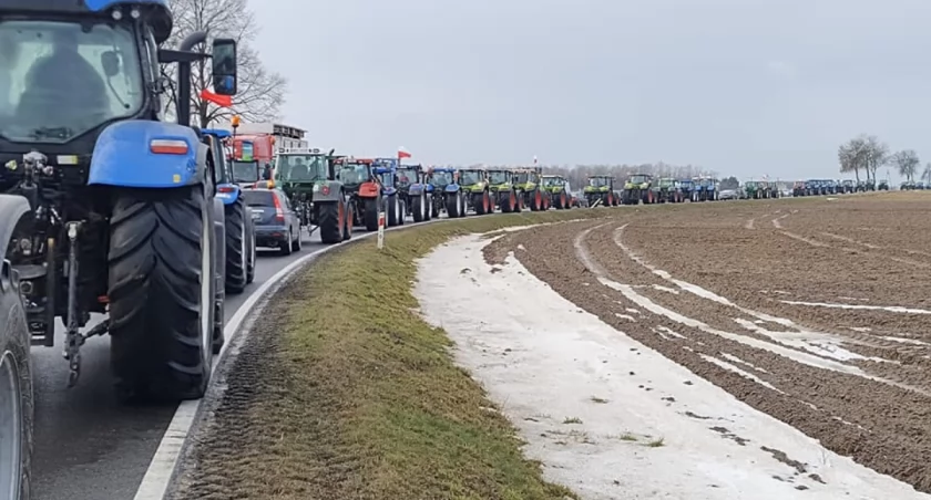 Kolumna kilkuset ciągników jechała z Radzanowa do Słupna