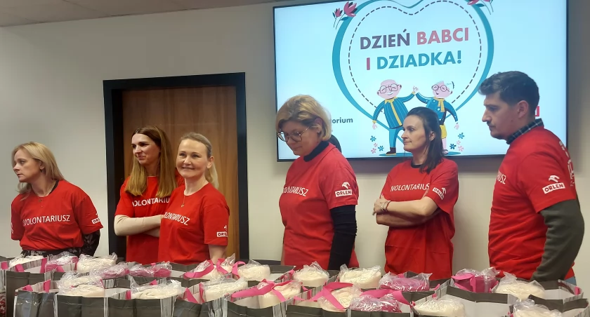 Pracownicy ORLEN Laboratorium od czterech lat w ramach wolontariatu przygotowują paczki. W tym roku zaczęli od prezentów dla seniorów z Bulkowa 