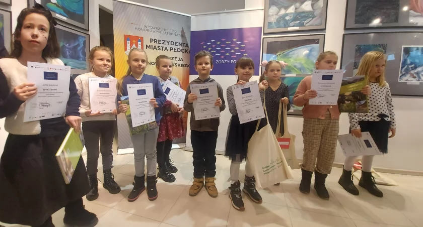 Laureaci konkursu „Niebo w Kolorze – Spotkanie z Zorzą Polarną” w najmłodszej kategorii wiekowej