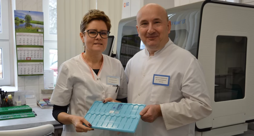 Lekarz Michał Kwiatkowski - kierownik Zakładu Patomorfologii w WSzZ i  Aleksandra Ciuśniak, diagnosta laboratoryjny, cytomorfolog, kierownik Zespołu Techników w Zakładzie Patomorfologii Wojewódzkiego Szpitala Zespolonego w Płocku.
