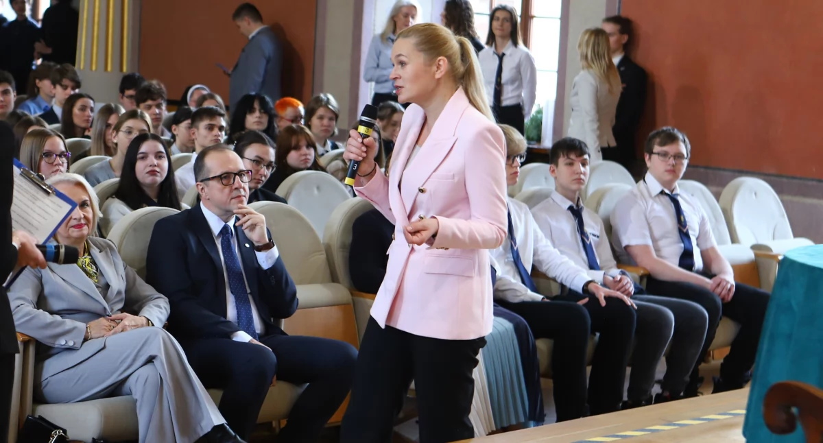 O zmianach zaplanowanych w szkole minister Barbara Nowacka rozmawiała  z uczniami LO St. Małachowskiego w Płocku