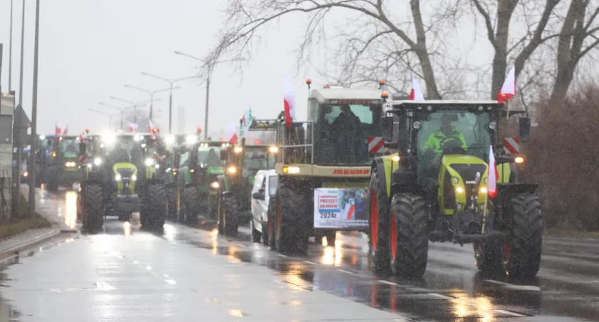 Protest rolników w  Płocku - przejazd przez rondo dzwon
