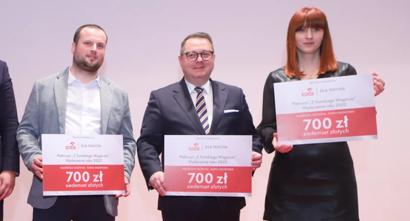 Na zdjęciu nagrodzeni bonami paliwowymi czytelnicy Tygodnika Płockiego w jednej z poprzednich edycji Plebiscytu
