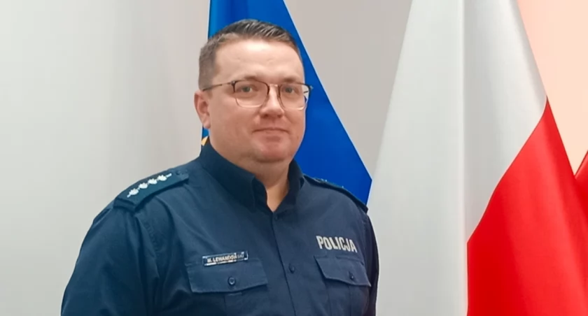 Asp. sztab. Marcin Lewandowski z Wydziału Ruchu Drogowego Komendy Powiatowej Policji w Sierpcu uratował sprawcę kolizji