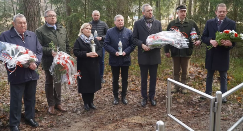 las w Kraśnicy jest miejscem pamięci o Polakach zamordowanych 84 lata temu