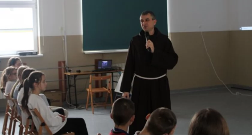 o. Łukasz Kwiatkowski podczas spotkania z uczniami SP w Szczawinie Kościelnym