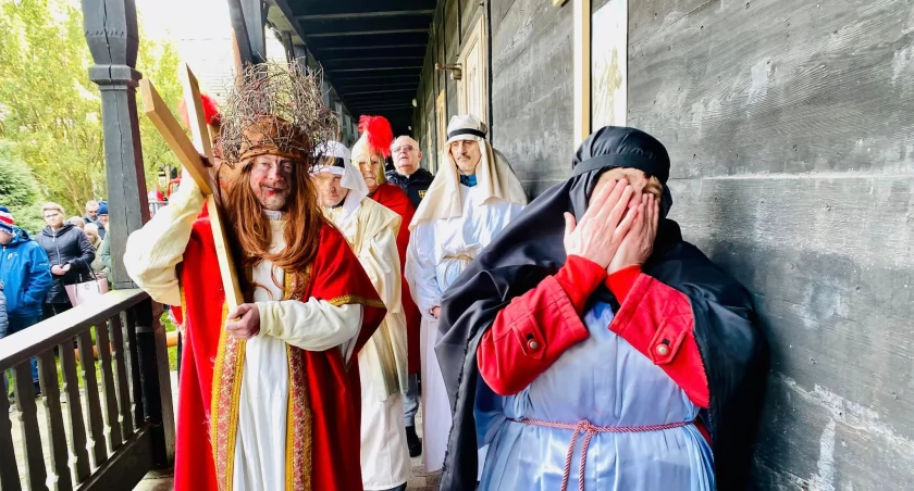 Wielkopostna Droga Krzyżowa w Antoniówce mieszkańców DPS w Brwilnie koło Płocka