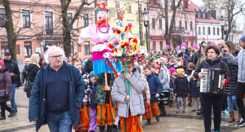 Pierwszy dzień wiosny w Płocku był pełen kolorów, muzyki i radości. Seniorzy z Płocka w kolorwym korowodzie