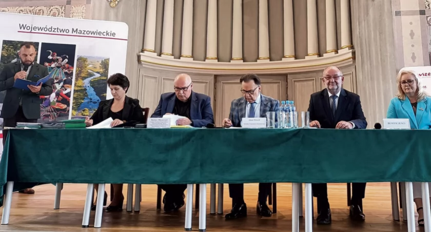 Podpisanie umowy z marszałkiem A. Struzikiem na dofinansowanie ze środków Województwa Mazowieckiego odbyło się 16.06.2023 r. w LO Małachowskiego w Płocku