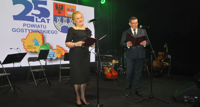 Wicestarosta Gostyniński Maria Wróblewska i Starosta Gostyniński Arkadiusz Boruszewski w uroczystym otwarciu obchodów jubileuszu Powiatu Gostynińskiego