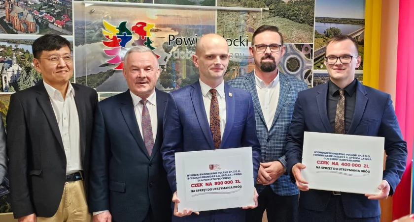 Wykonawcy Olefin III - Hyundai Engineering Poland Sp. z o. o. oraz Tecnicas Reunidas przekazali  powiatowi płockiemu i gminie Radzanowo czeki na kwotę 1 200 000 zł. 