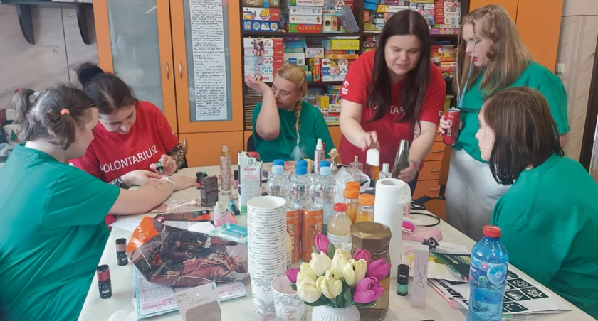 W kąciku beauty wolontariuszki wyczarowały przepiękne makijaże i wiosenne tatuaże