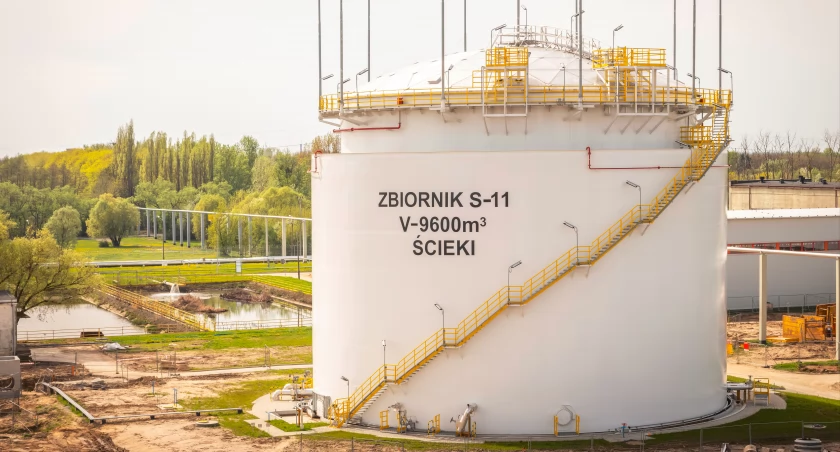zbiornik retencjonowania ścieków przemysłowych z dachem pływającym na terenie Zakładu Produkcyjnego ORLEN