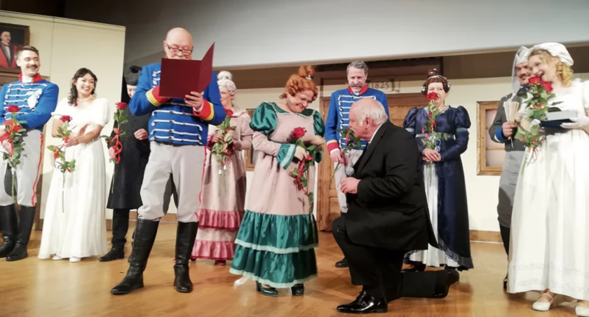 Prezes ZASP Krzysztof Szuster składa gratulacje Grażynie Zielińskiej