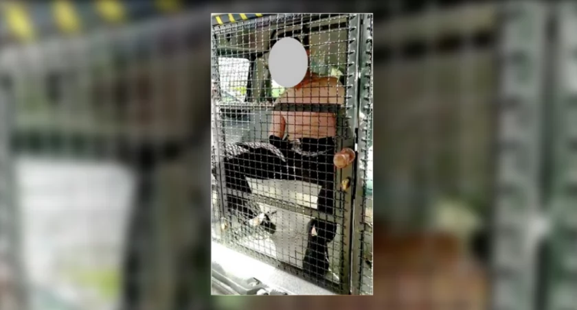 Zaczepiał przechodniów i wykrzykiwał do nich niezrozumiałe wyrazy. Mężczyzna miał zakrwawioną twarz