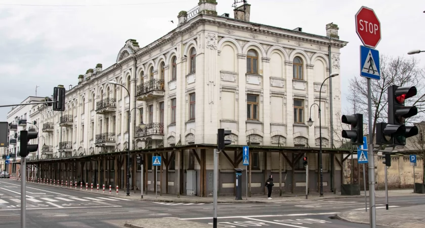 Jak informowano w lutym br., podczas podpisania listu intencyjnego w sprawie przekazania Akademii Mazowieckiej budynku zabytkowej kamienicy przy  ul. 1-go Maja 3/5, tu mają odbywać się zajęcia dla studentów prawa 