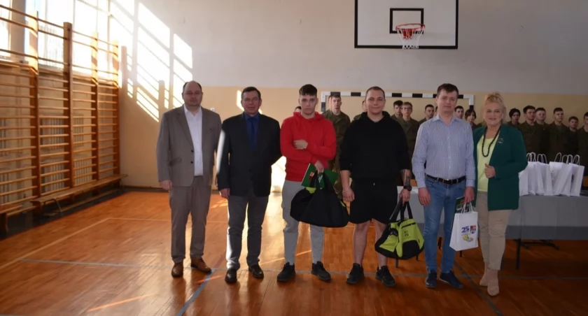 Młodym mechanikom i ich opiekunowi gratulacje złożyli Wojciech Kiełbasa – Dyrektor GCE, Starosta Gostyniński Arkadiusz Boruszewski oraz Wicestarosta Gostyniński Maria Wróblewska
