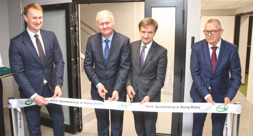  Na zdjęciu: (od lewej)  Michał Ołdakowski - Prezes Spółdzielczego Systemu Ochrony SGB, Marcin Łukasik - Prezes BS w Starej Białej, Mirosław Skiba - Prezes Spółdzielczej Grupy Bankowej oraz Marek Moderacki - Przewodniczący Rady Nadzorczej