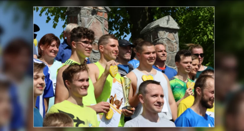 biegacze po wyścigu ustawili się do wspólnego zdjęcia