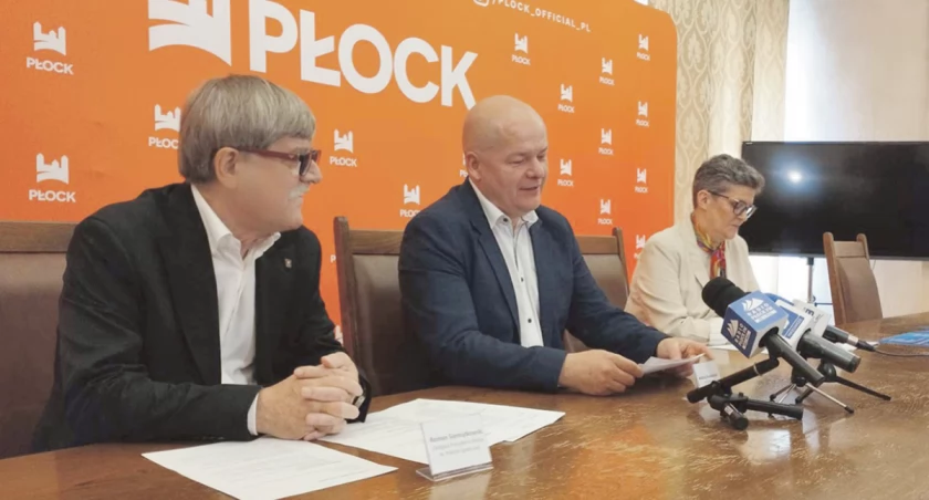 O atrakcjach tegorocznego Pikniku Europejskiego w Płocku podczas konferencji prasowej opowiadali (od lewej): Roman Siemiątkowski, wiceprezydent Płocka; Andrzej Nowakowski, prezydent Płocka oraz Dorota Bartuś, kierownik Referatu Promocji Współpracy z Zagranicą i Turystyki Urzędu Miasta Płocka 