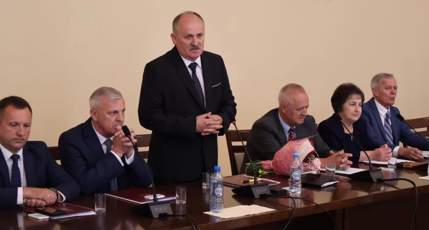 Andrzej Krzewicki (w środku) został Starostą Gostynińskim w kadencji 2024-2029