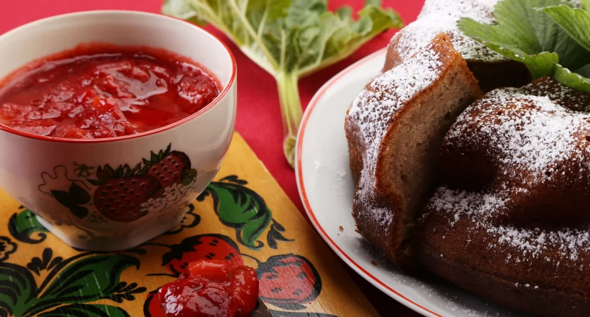 Bananowe ciasto z dżemem truskawkowo-rabarbarowym