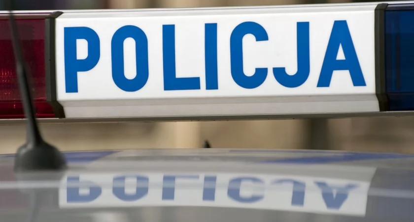 Policjanci ustalają szczegóły zdarzenia oraz poszukują kierowcy BMW