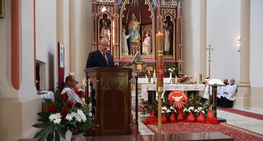 starosta gostyniński Andrzej Krzewicki podczas uroczystości jubileuszowych w kościele parafialnym w Białotarsku