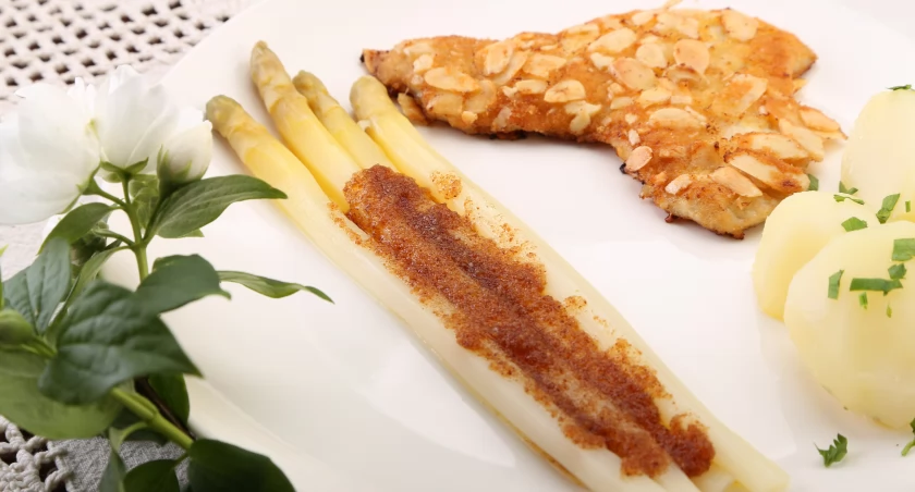 Sznycle z indyka w migdałowej panierce ze szparagami