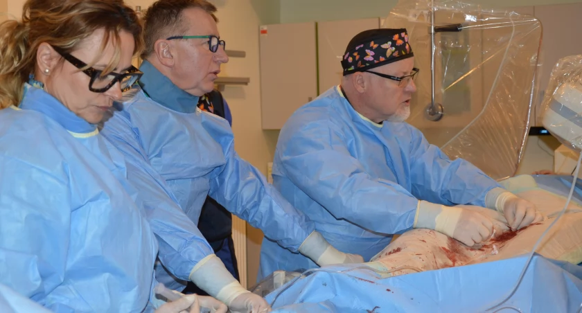Zabieg pod okiem prof. dra hab. n. med. Sławomira Dobrzyckiego, kierownika Kliniki Kardiologii Inwazyjnej, Chorób Wewnętrznych z OIOK i Pracowni Hemodynamiki Uniwersyteckiego Szpitala Klinicznego w Białymstoku wykonał lek. Romuald Korzeniak (pierwszy z prawej), kierownik płockiej Pracowni Hemodynamicznej