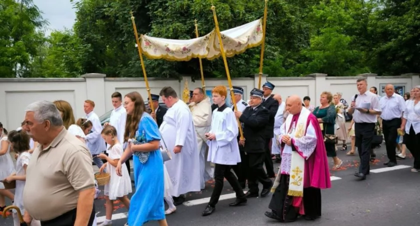 Procesje na ulicach to znak że dziś Bożę Ciało