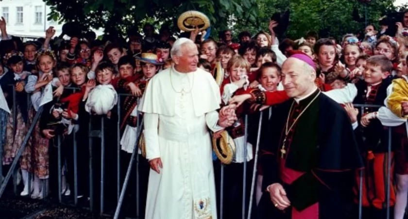 Papież Jan Paweł II odwiedził Płock na zaproszenie bp. Zygmunta Kamińskiego