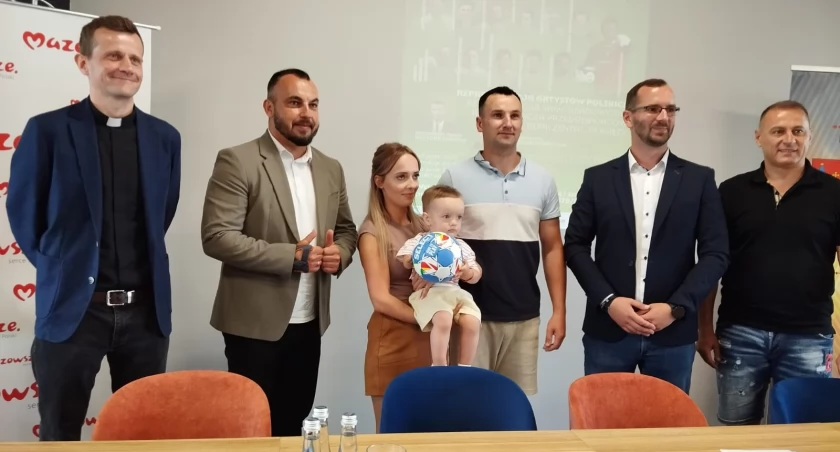Organizatorzy eventu, w środku Maks z rodzicami