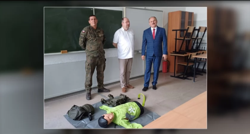 Szkolenie w GCE przeprowadził żołnierz wojsk terytorialnych z 64 Batalionu Lekkiej Piechoty z Pomiechówka. Obok na zdjęciu: W. Kiełbasa – dyrektor GCE, A. Krzewicki – Starosta Gostyniński