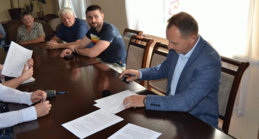 w gminie Brudzeń Duży podpisano umowy na przydomowe oczyszczalnie ścieków
