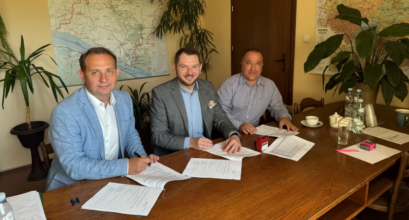 podpisanie umowy na remont oczyszczalni ścieków w Bądkowie Kościelnym