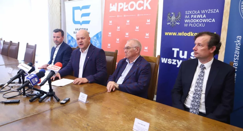Szczegóły kampanii Akademicki Płock przedstawiono podczas konferencji w UMP. Uczestniczyli w niej: prof. Maciej Słodki (pierwszy z lewej), prezydent Płocka A. Nowakowski, prof. Z. Kruszewski, dr hab. inż. Jacek Wernik