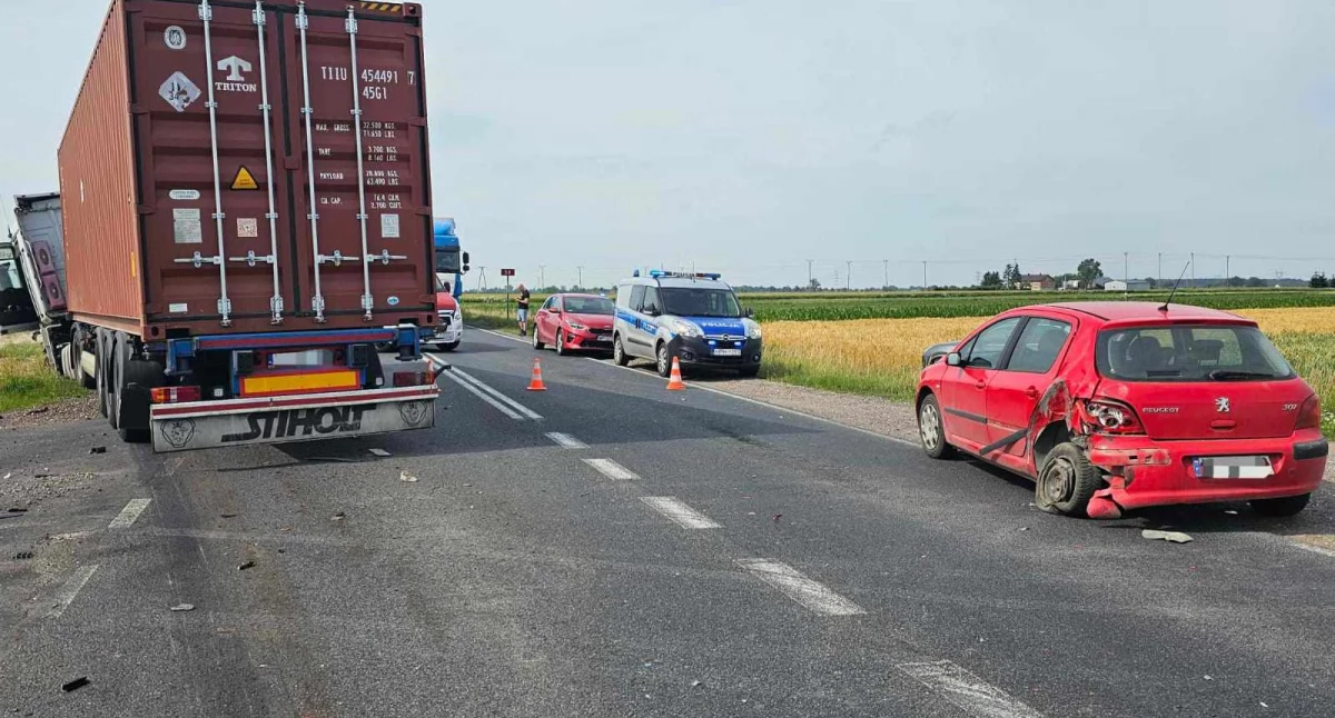 W Wyszogrodzie ciężarówka uderzyła w dwa samochody osobowe
