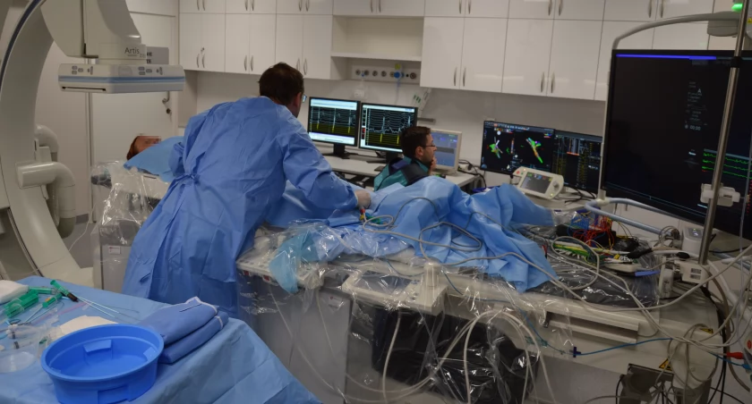Pierwsze w Wojewódzkim Szpitalu Zespolonym w Płocku zabiegi ablacji  przeprowadziła zespół: dr hab. n. med. Edward Koźluk i dr n. med. Dariusz Rodkiewicz z III Kliniki Kardiologii Warszawskiego Uniwersytetu Medycznego