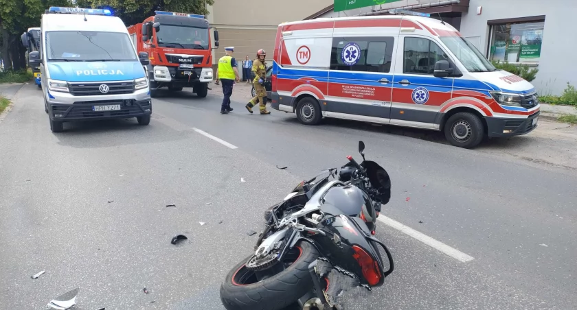 Na ulicy Wyszogrodzkiej kierujący motocyklem w trakcie wyprzedzania ciągu pojazdów uderzył w tył volkswagena