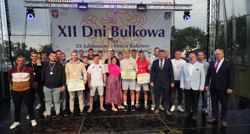 najlepsi w piłkarskim turnieju sołectw otrzymali nagrody i puchary z rąk wójta Gabriela Graczyka